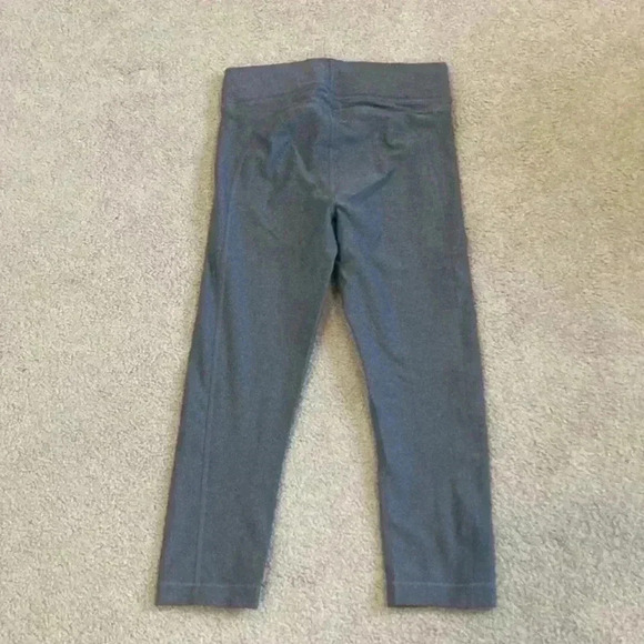 ⭐️ New with tags grey under armour leggings in size small - Picture 2 of 3
